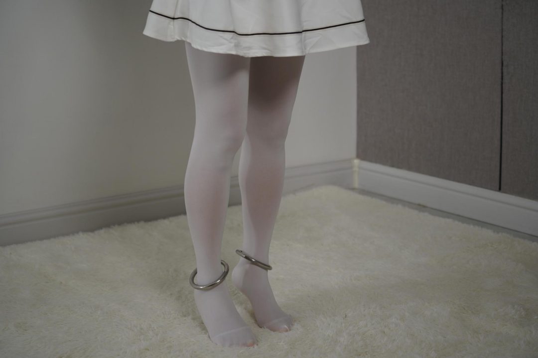 【灰太郎的羊】高冷少女认真玩游戏‘蜜蜂采豆豆\'的模样令人着迷，但输了还是要接受吊脖子➕踮脚尖惩罚-4