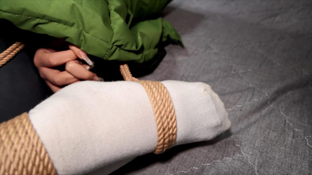 晴子大床上的例行训练第三季，大长腿、脏白袜、欧式直臂、股绳驷马放置，附赠10公分凉高美足自我展示片段,，晴子被冻感冒了-5