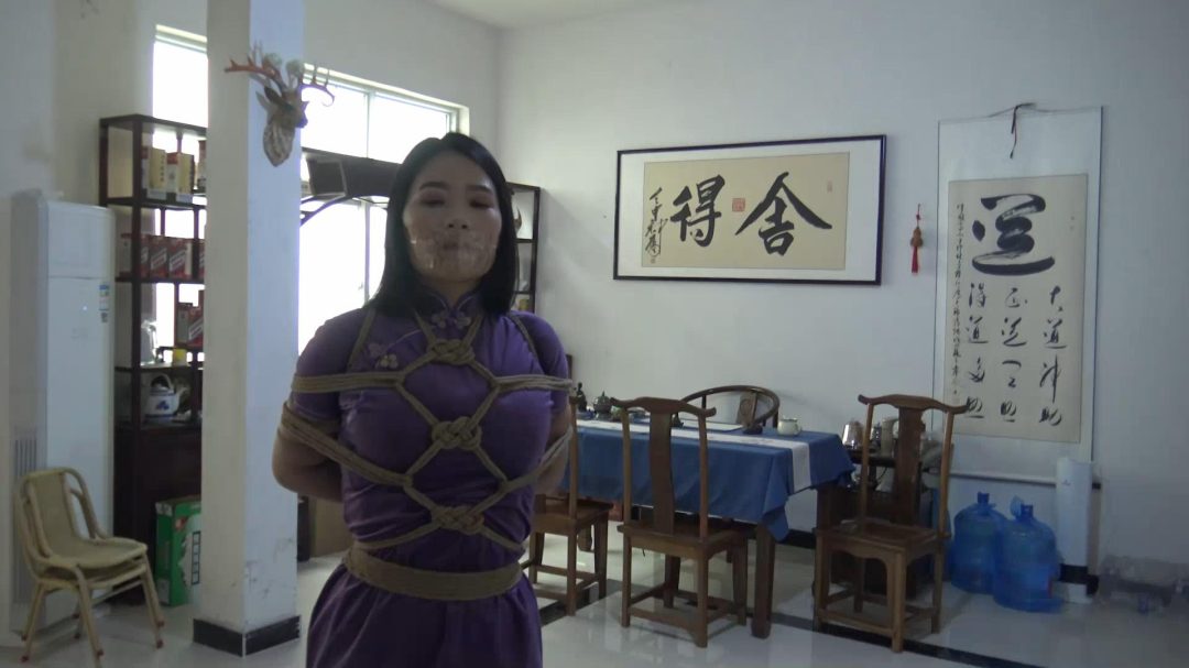 定拍转公映《封嘴》 大胸M胶带封嘴，花样龟甲捆绑不锈钢枷拘束-11