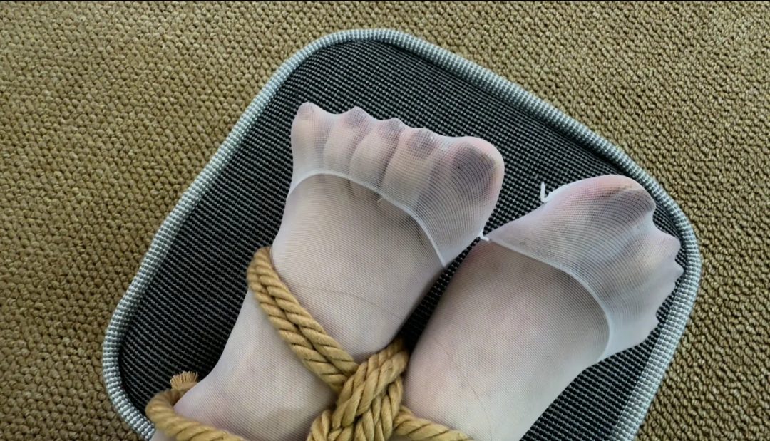 丝袜旗袍美女晓晓的特殊需求 胶带缠嘴TK 胸缚股绳驷马 分腿M 鞭打 固定挠脚心-5