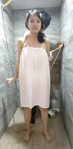 舞蹈少女浴缸放置+一字马劈叉+丝袜全包+足底TK+五花大绑-9