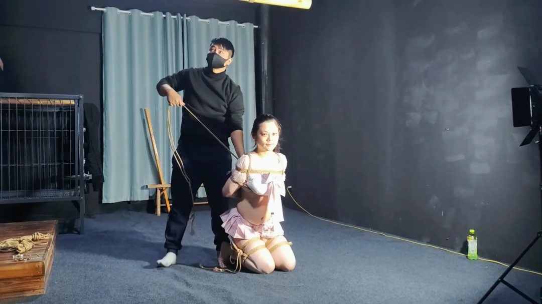 线下来体验的小姐姐，小美想体验被绳子虐的感觉，绳师给她不一样的感觉，使其沦陷。-5