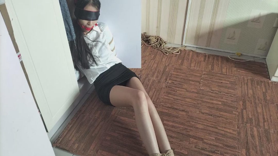 大学生捆绑训练 驷马放置脚心挠痒痒 最后给她带上扣球 蒙上眼睛 让她在房间里完成寻找自己手机的任务-8