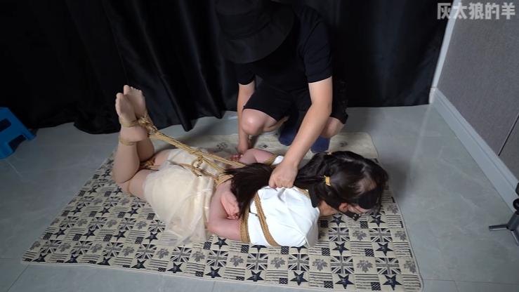 乖巧妹妹第一次捆绑后戴口枷崩溃大哭-6