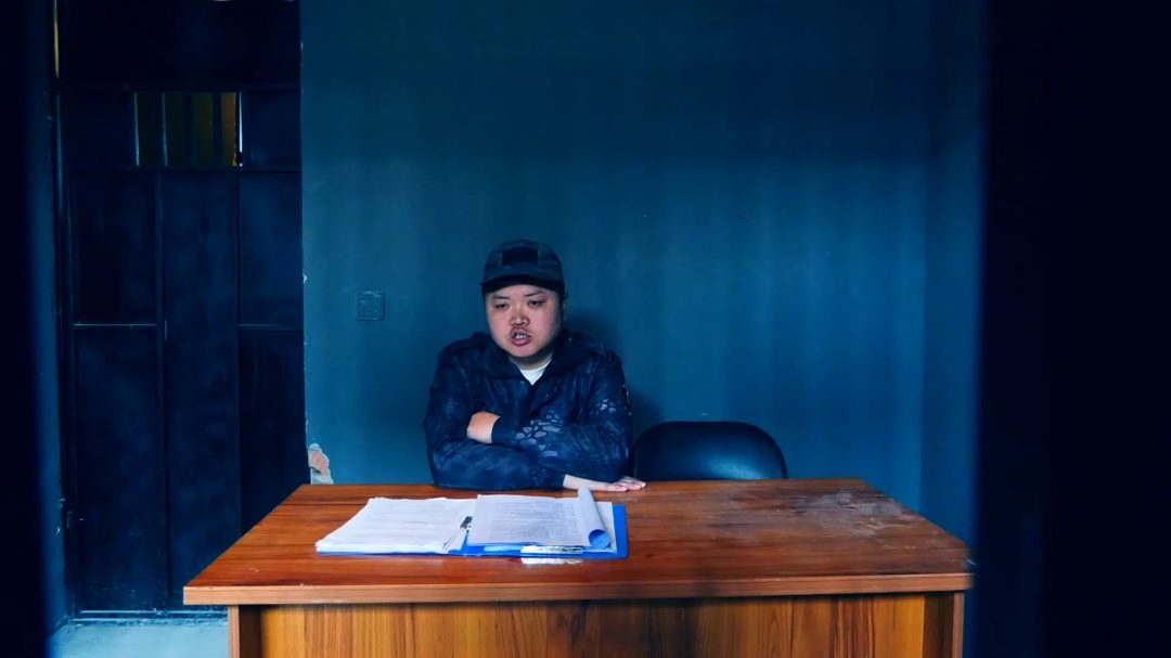 四集法制连续剧《罪恶通奸下场 》 第二集 林沐雪被抓获归案，她距不交代被关在笼子里反省-8