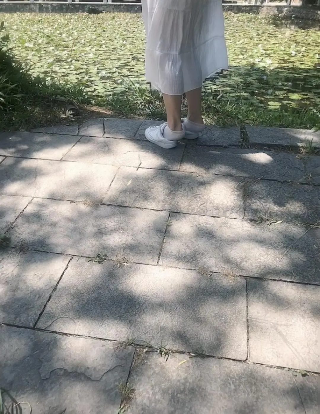 户外拍摄小少妇的原味棉袜小白鞋-4