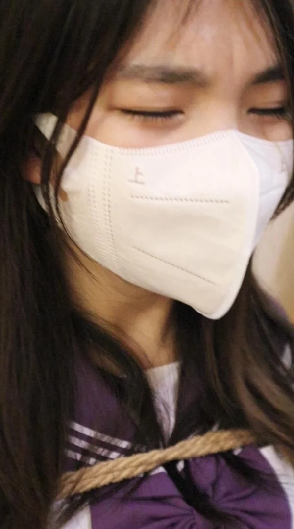 宅女鱼果儿被紧紧绑在木制摇摇椅子上脱逃失败记（这里是鱼果儿，是一个喜欢唱歌和挑战奇奇怪怪女孩子的宅女小窝~）-1