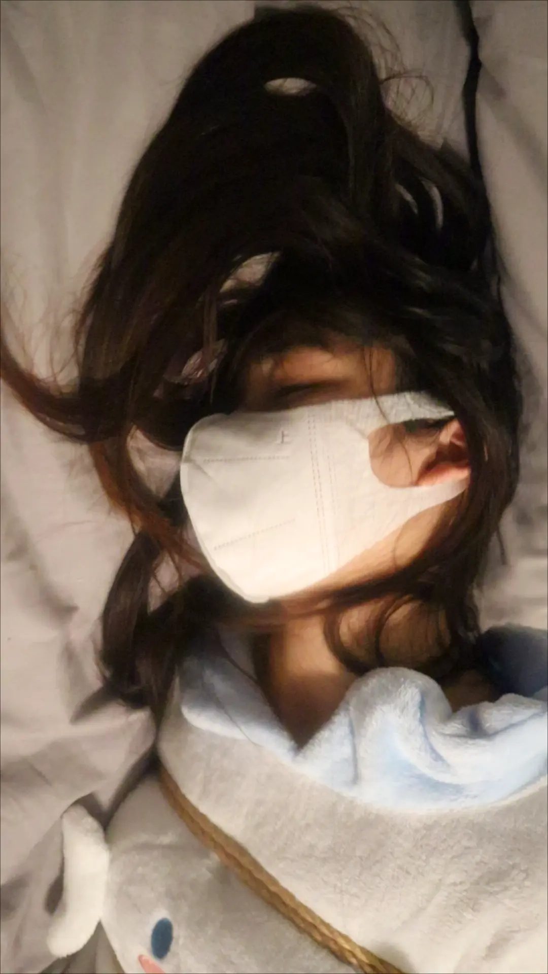 来自鱼果儿圣诞特辑 睡觉前我怎么就被绑起来了，真的好紧啊 （这里是鱼果儿，是一个喜欢唱歌和挑战奇奇怪怪女孩子的小窝）-5