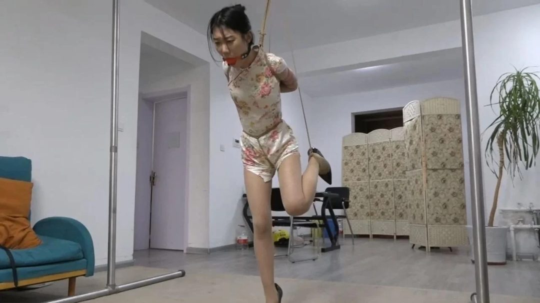 逍遥定拍：韩玉（琪梦）旗袍五花后高手紧缚单脚吊 娇喘阵阵-1