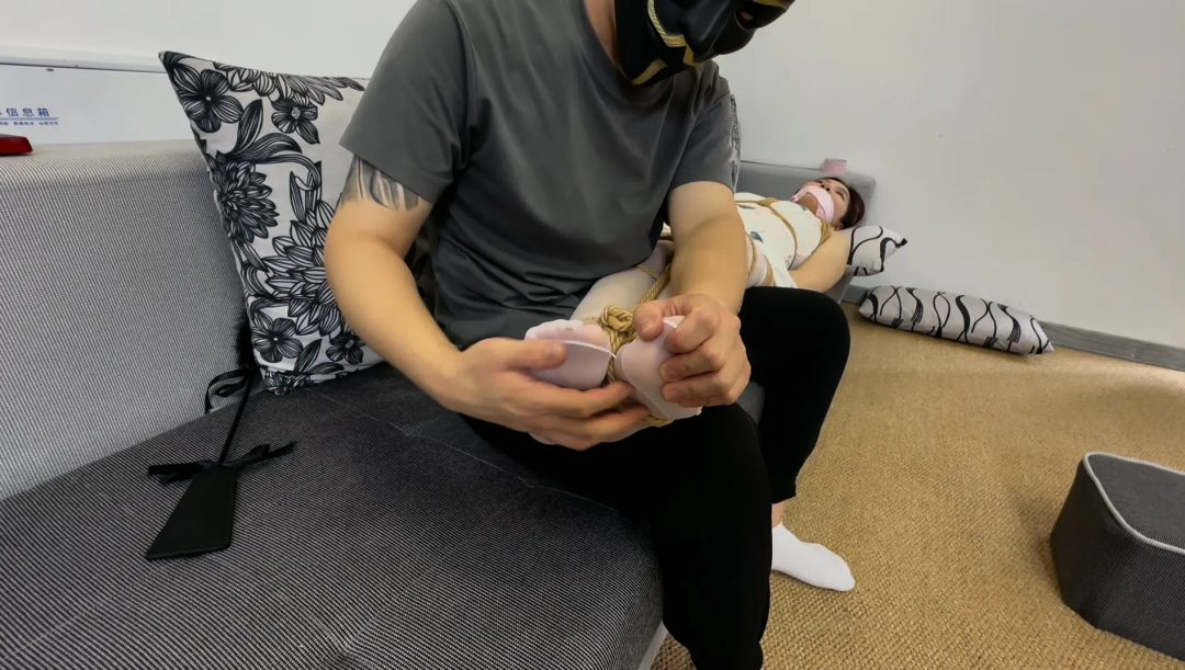 丝袜旗袍美女晓晓的特殊需求 胶带缠嘴TK 胸缚股绳驷马 分腿M 鞭打 固定挠脚心-3