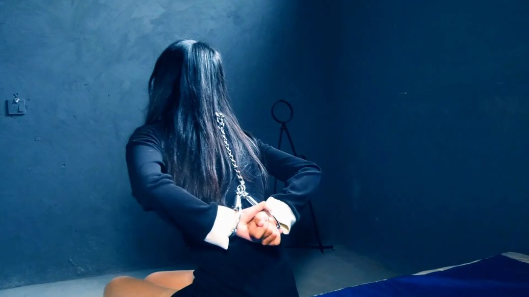 新片《特殊的摄影 》 上集 张小艾明着是摄影模特私下是间谍专业盗取机密，被诱捕抓获-6
