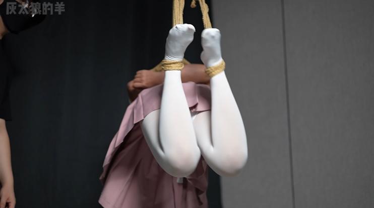 女大学生初次吊缚惨遭调教折磨-8