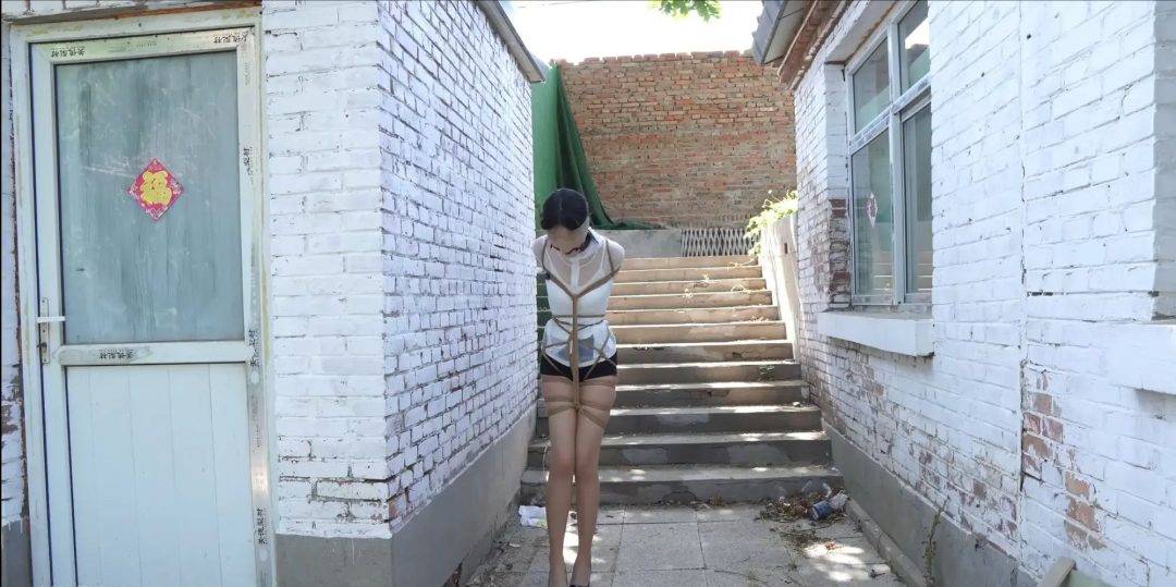 长腿少女鸡翅缚户外被另一个美女狗链牵引走路羞耻感拉满/回屋直接驷马放置解脱失败-2