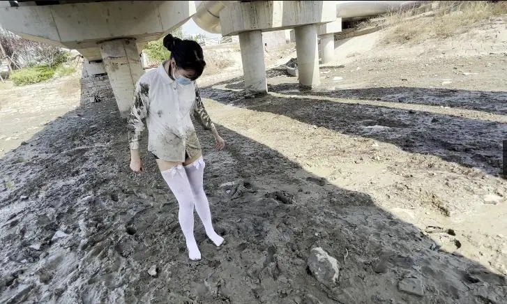 甜系lolita臭水沟玩脏泥+衬衣白丝泥地打滚-10