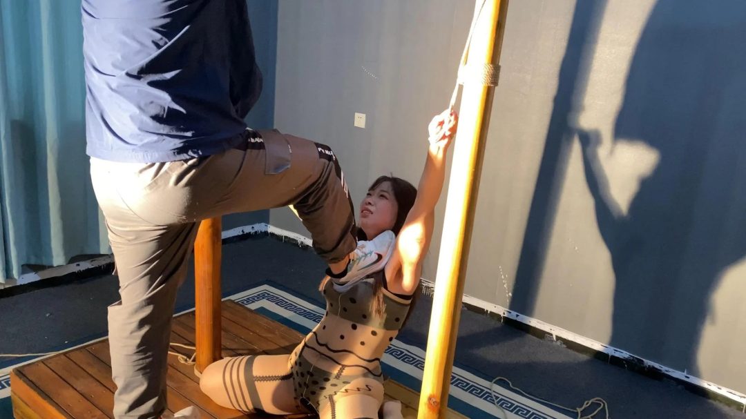 顶嘴，出去发骚，惹主人生气的下场，被主人暴力惩罚调教，罚跪，耳光，暴力鞭打，踩踏-5