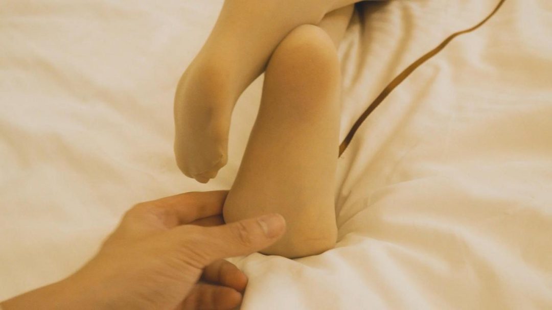 萌妹穿上zentai肉丝，戴上单手套，强制 一镜到底-2