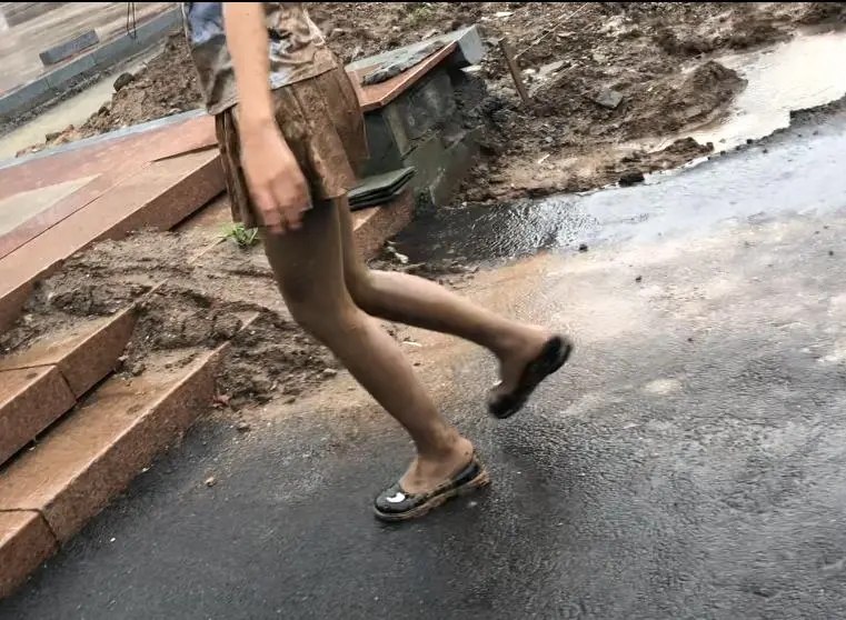 暴雨天白丝萝莉雨中马路打滚玩泥-9
