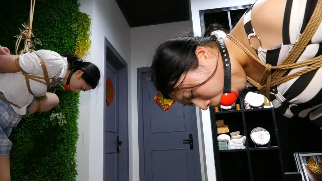 双女M戴超大口球双吊缚 双女M被戴上超大口球吊缚在水池边-5