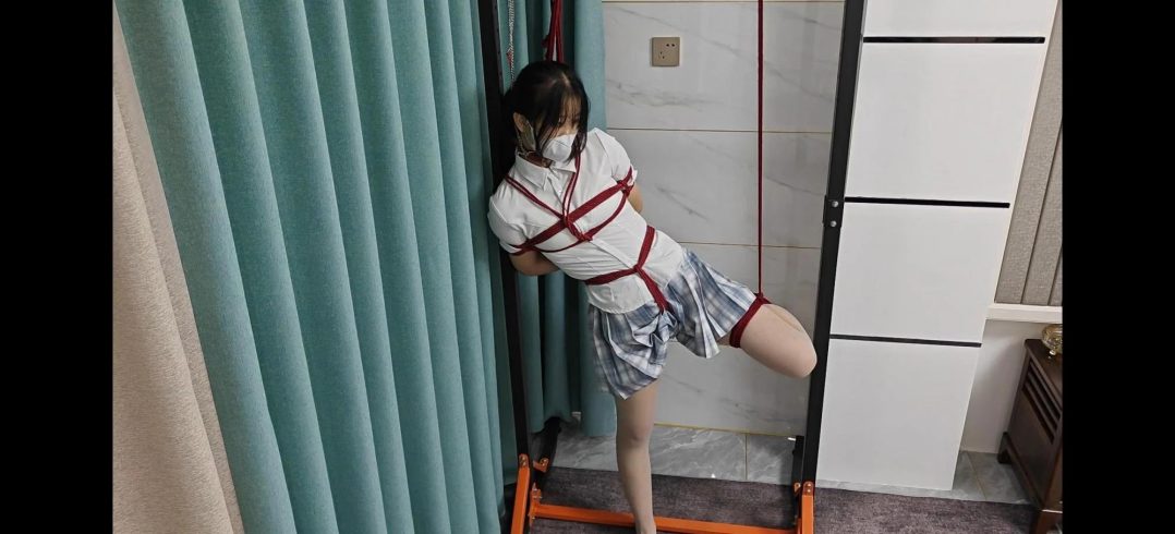 18岁新模特被单腿吊缚tk-6