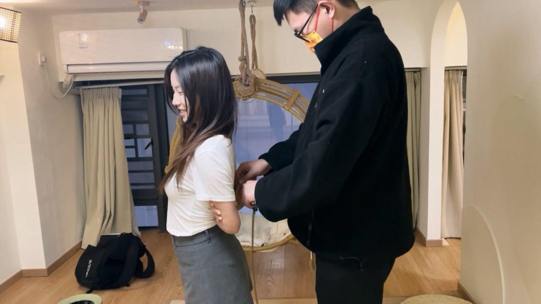 奥特曼定拍：小芜日式直立踮脚吊放置 肉肉的小学妹带着口球流口水-1