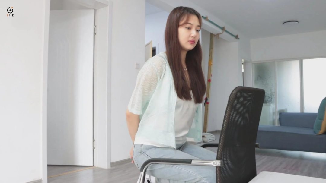 【得意客定拍】《古怪的家庭教师》少有的熟女类型模特的尝试，如此家教何愁学业不成？-7