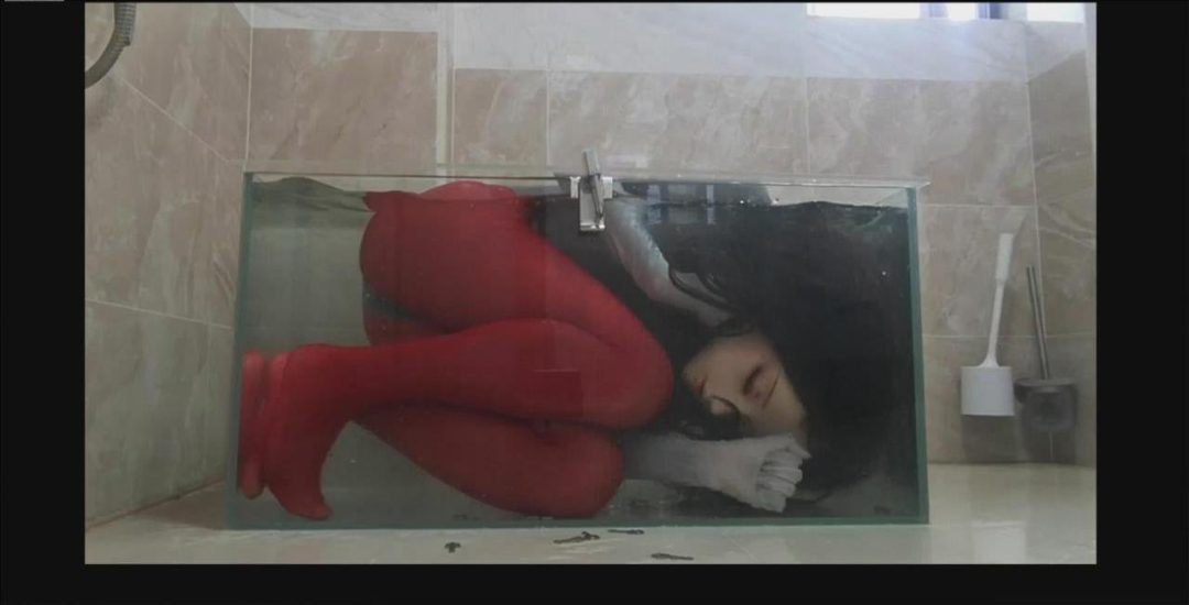 【kig】在家作死玩水箱逃生，把自己锁在水下还上了锁，没想到新锁居然打不开了……-2