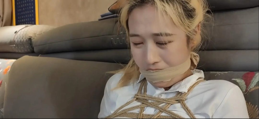 晓晓在家被劫持-3