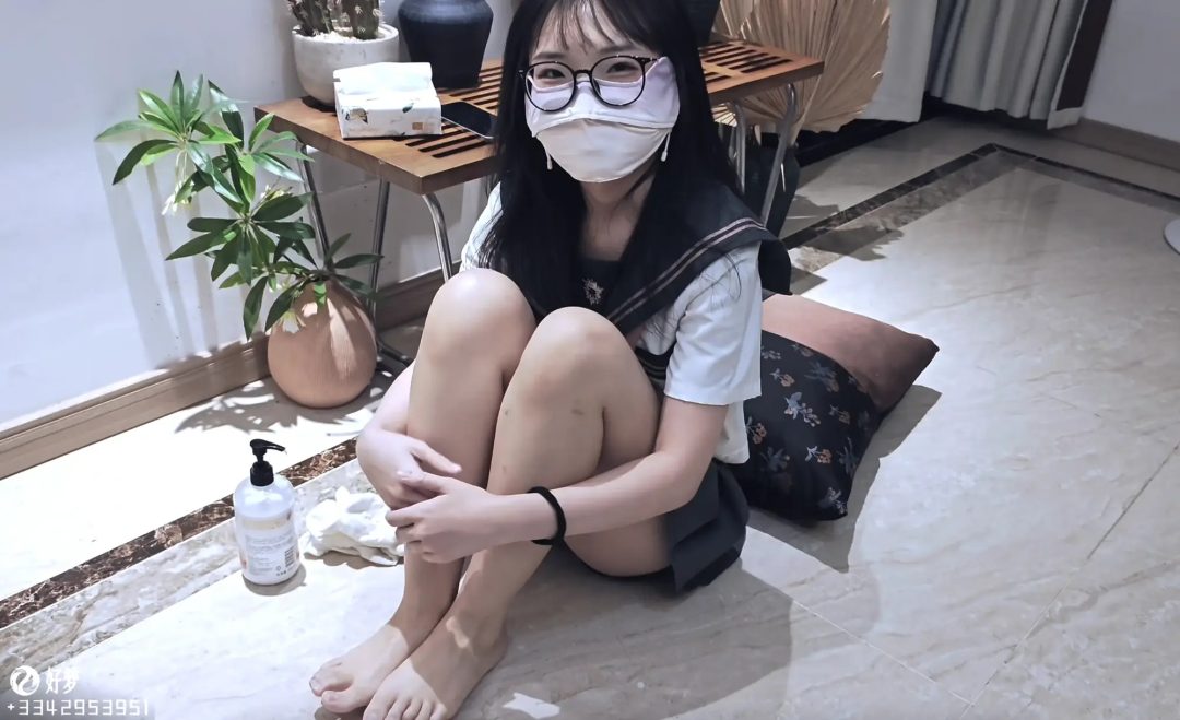 可爱乖巧的小萝莉，好不容易才争取到的，身体轻柔易推倒，天气冷还穿着JK，帮她涂身体乳，TK欺负她，少女裸足的手感真是好-9