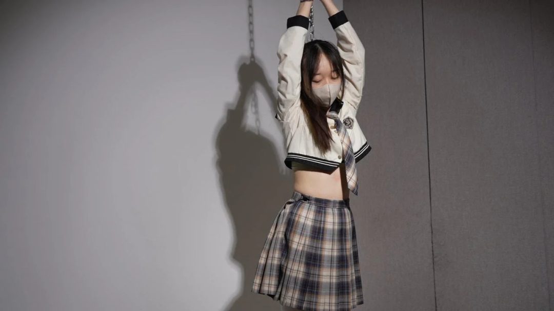 莎莎密室逃脱接连失败，惩罚（镣铐+TK+指压板）不断升级-11