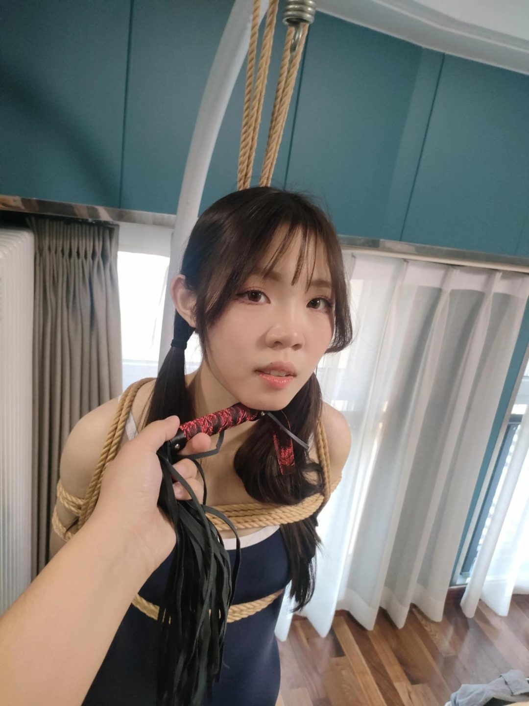 泳装清纯少女紧缚调教+M字开腿+盘腿缚+海老缚+TK挠脚心-2