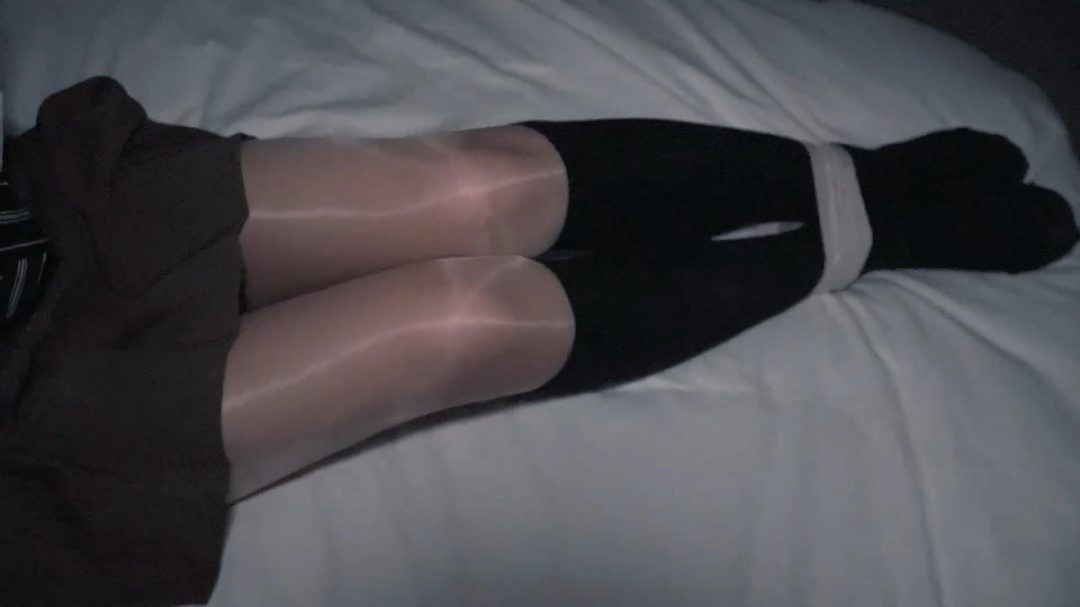 油亮丝袜JK妹妹居家自玩丝袜全包，谁料劫匪入室胶带捆绑，手铐高手束缚……-4