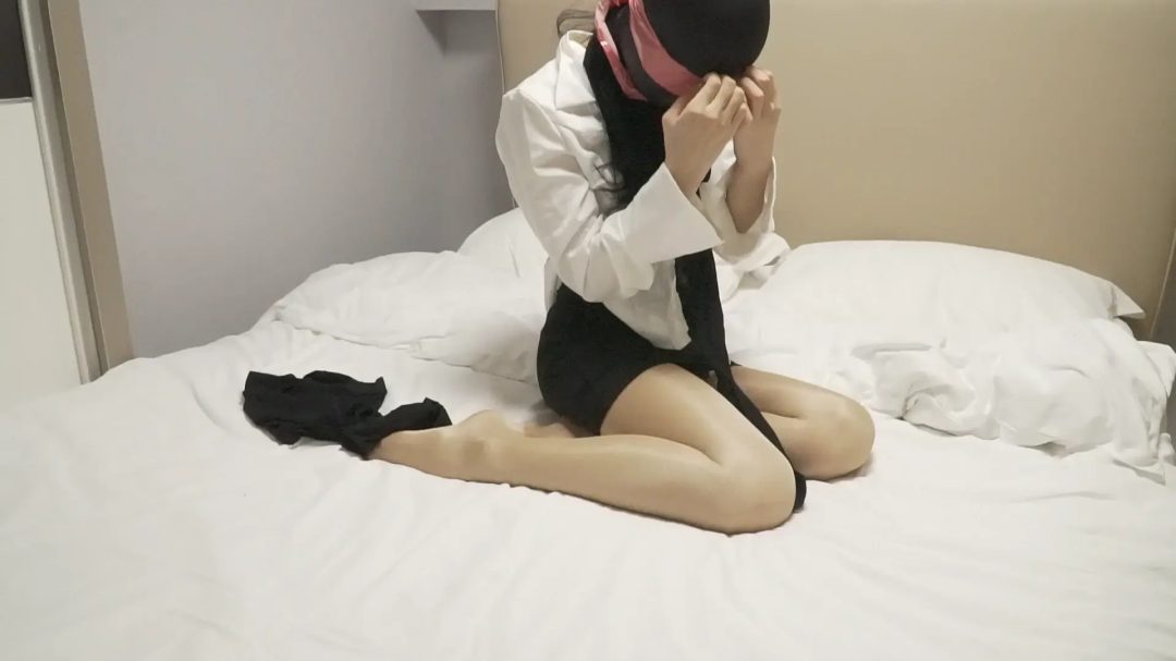 00后美女胶带堵嘴，黑丝丝袜全包木乃伊，全身挠痒挣扎！-10