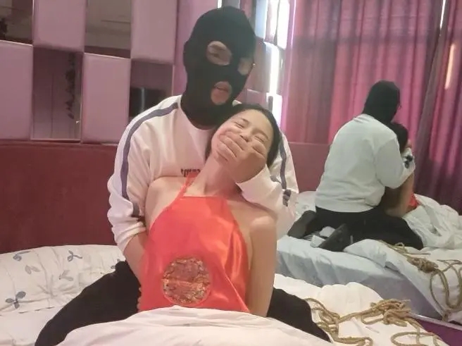剧情订拍红肚兜晚晚入室绑架+棉被包裹+强制拘束-3
