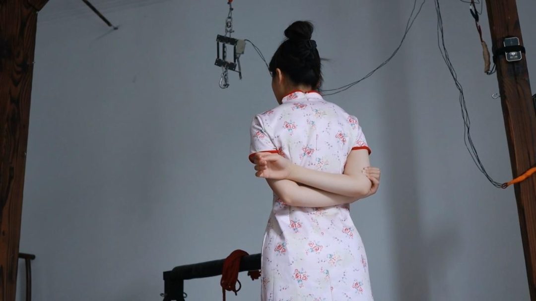 路由工作室：可可旗袍体验钢铁木马 超大号口球堵嘴+强力电击折磨哭了-2