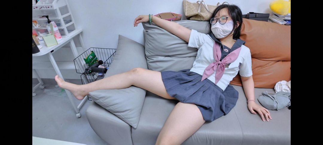 【好梦】定制：少女放学回家遭尾随，强制反复捂晕，脱掉丝袜，各种肆意摆弄身体，最后装进行李箱，高马尾，白丝-6