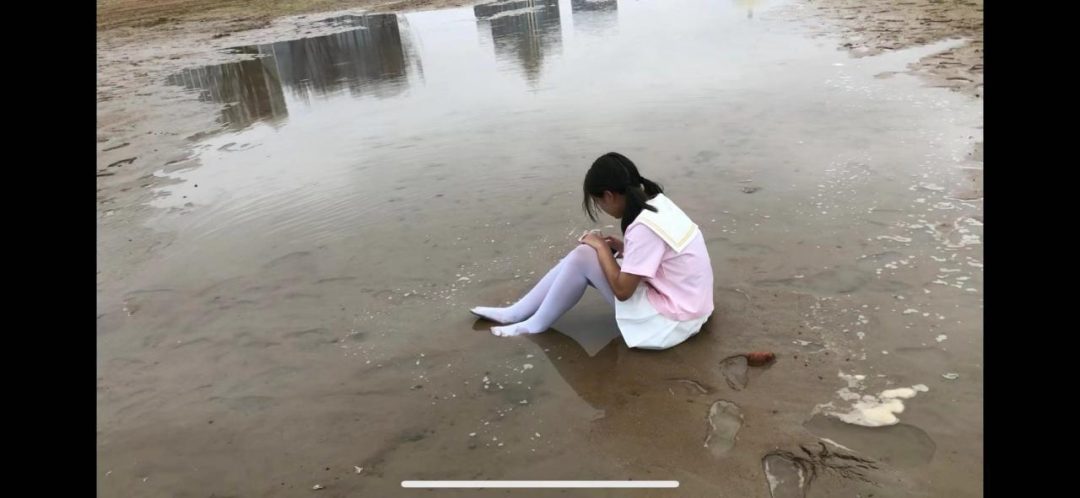 蹂躏双马尾白丝萝莉 浑身弄脏 打滚 踩踏-3