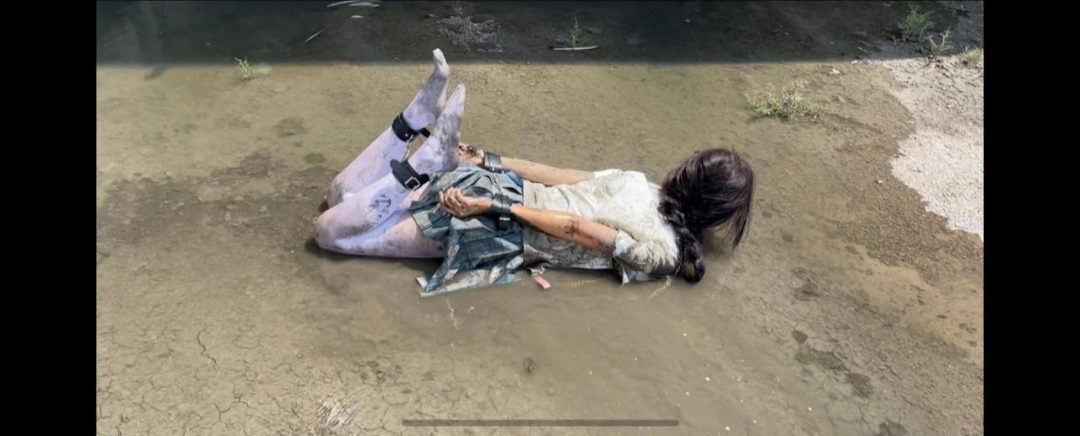 JK白丝臭水沟捆绑 路边朝路人展示 浑身弄脏 绝对刺激-1