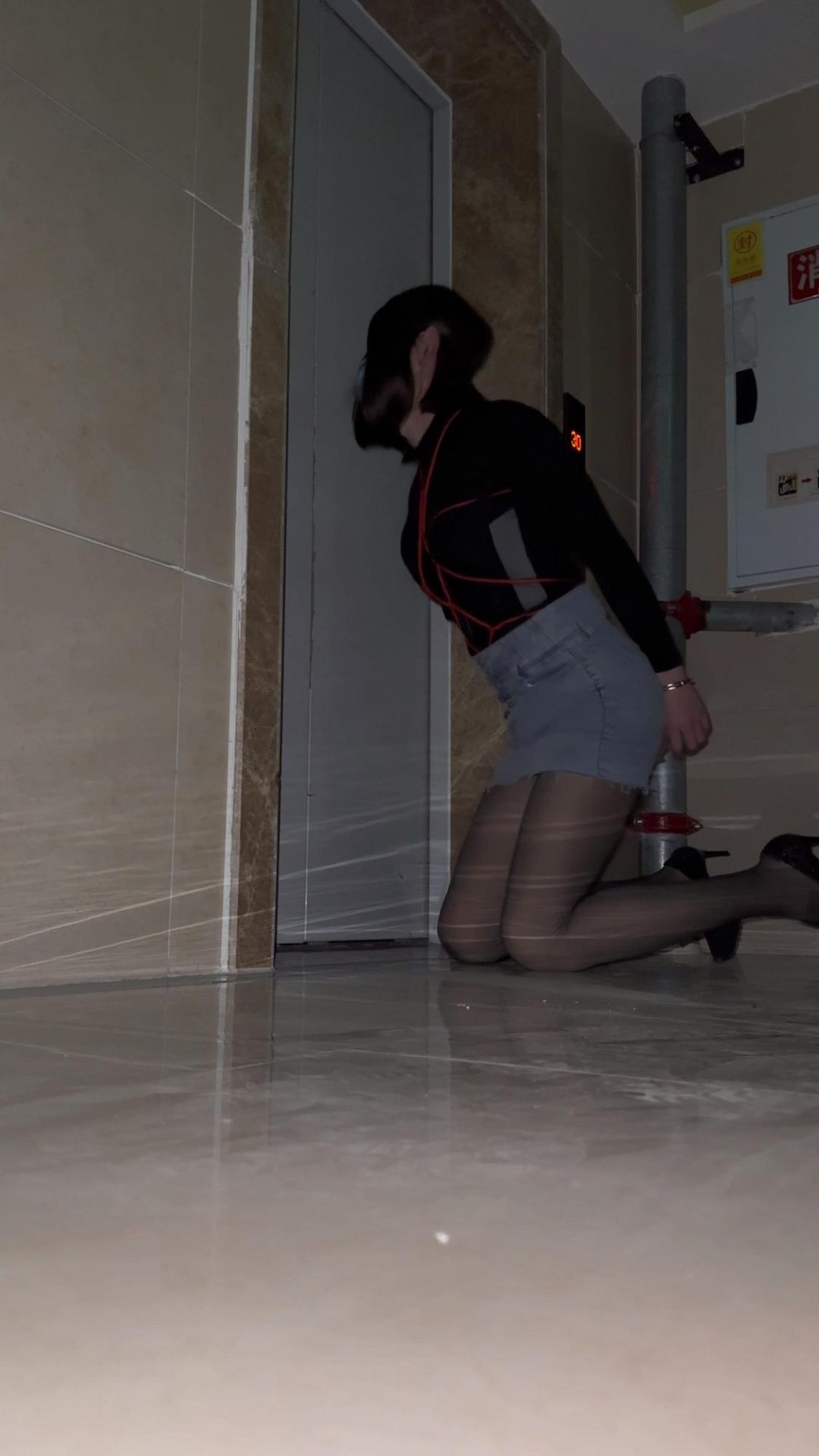 电梯口蒙眼龟甲缚挑战SubM-4