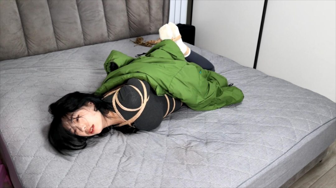 晴子大床上的例行训练第三季，大长腿、脏白袜、欧式直臂、股绳驷马放置，附赠10公分凉高美足自我展示片段,，晴子被冻感冒了-1