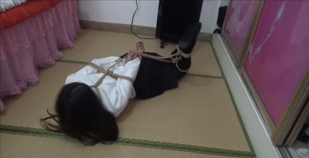 【佳怡】 魔法自动紧缚繩 自己把自己坑惨的黑丝妹子-3