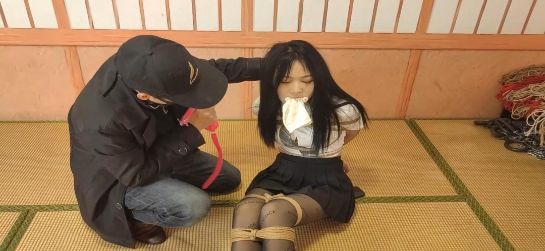 梦瑶剧情《梦瑶遭入室绑架》19岁的甜美女孩，梦瑶，在家玩手机被坏人入室捂嘴后反绑，毛巾堵嘴，求救无果被大号口球堵嘴，口球拉得太紧，根本没有剥夺的余地，拼命挣扎求救想要逃脱。-8