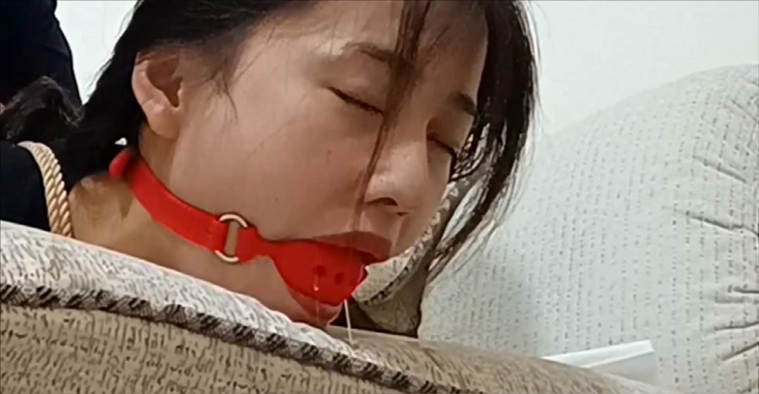 美腿美脚驷马捆绑TK测试，完美的腿型脚型，敏感的丫头很怕痒，口水和笑声都很诱人-1