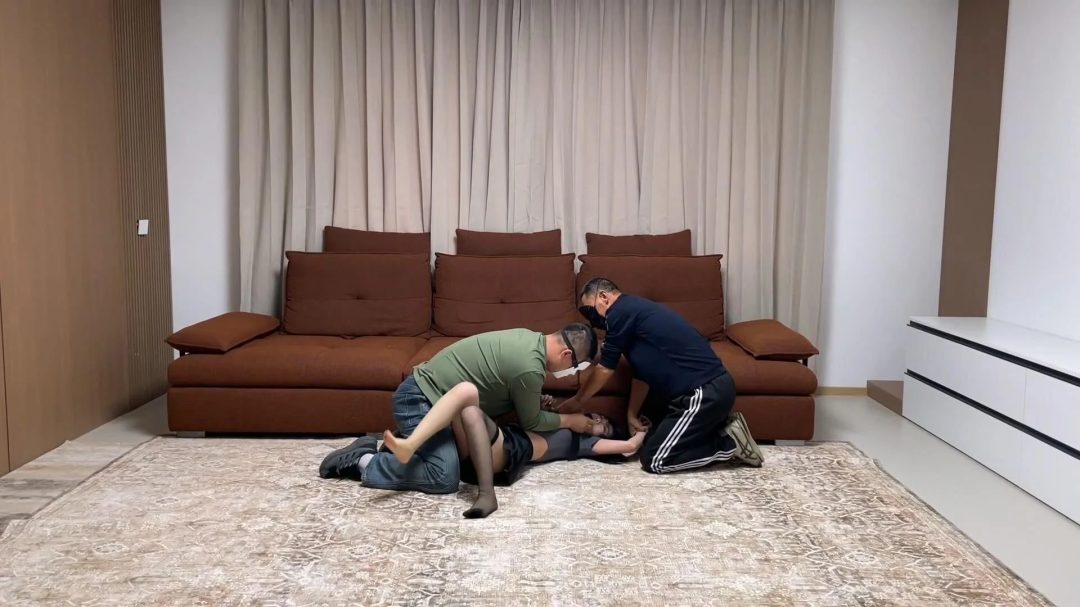【云雀定拍】直播过程中被歹徒入室，被蒙眼堵嘴的女主播喊破喉咙也难逃被绑走的厄运 韩玉主演-1