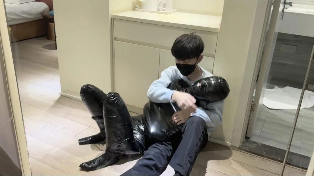 胶带分腿全包堵嘴蒙眼 被包裹用上郊狼电击放置折磨 只能无助呻吟-6