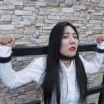 提审李然,,李然拒不承认犯罪事实,那就把她禁锢起来折磨,高跟鞋里放铁豆,最后在高强度电击挣扎中昏死过去...