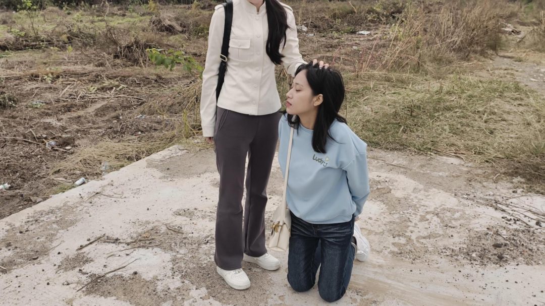 【忘忧社工作室】女犯被抓获并指控为贩卖 罪。在审讯过程中，她起初否认涉 ，但最终被吊起手，拷问，承认进行贩-5
