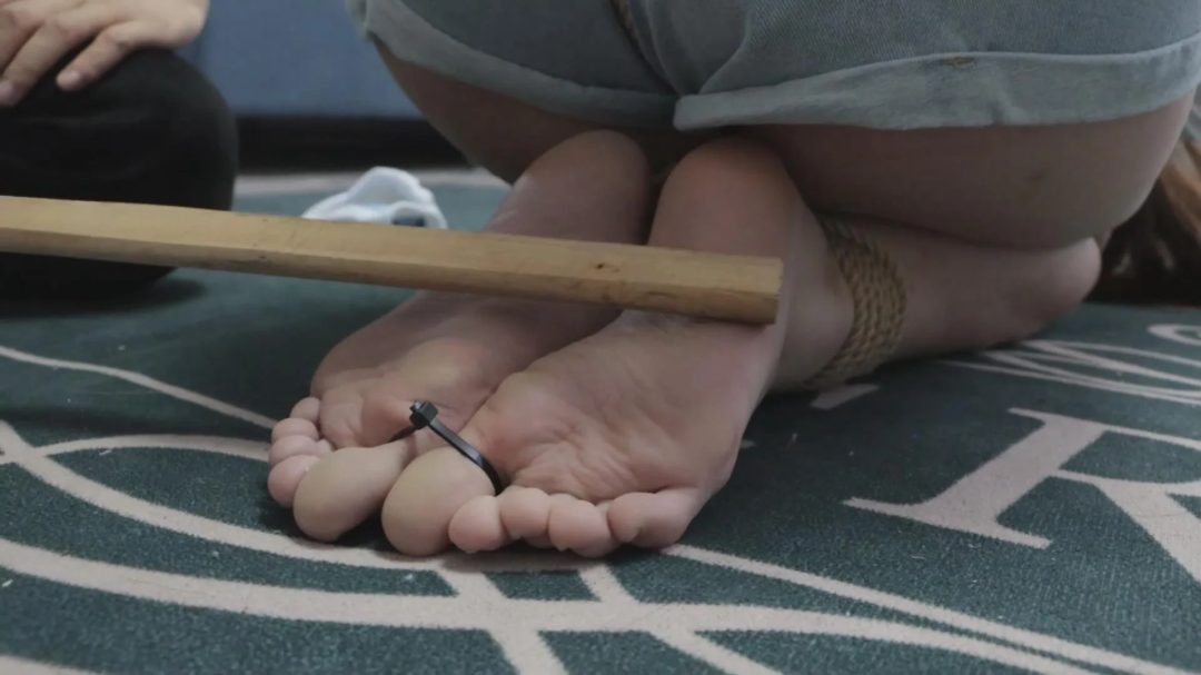 【绝版模特蜚】【得意客定拍】《不良少女改造计划3》重回现场下跪认罪，原味堵嘴+闻鞋虐臀虐足，将打拳的苗子彻底改良！-9