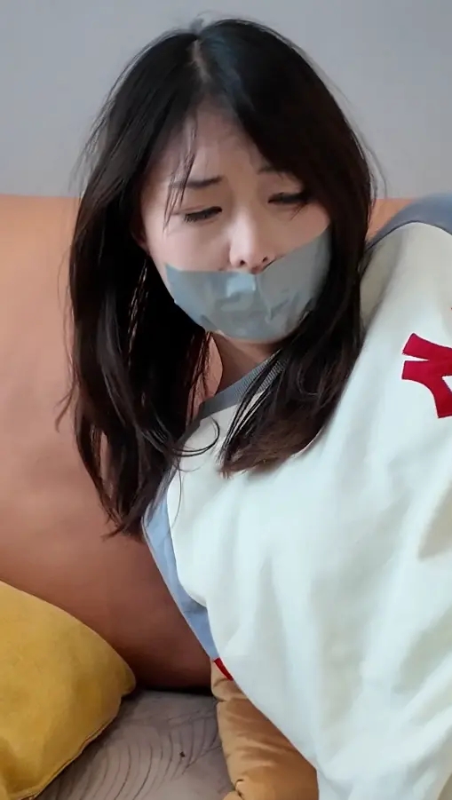 独居姐姐惨遭入室绑架 胶带封嘴封眼被坏人玩弄（上）-8
