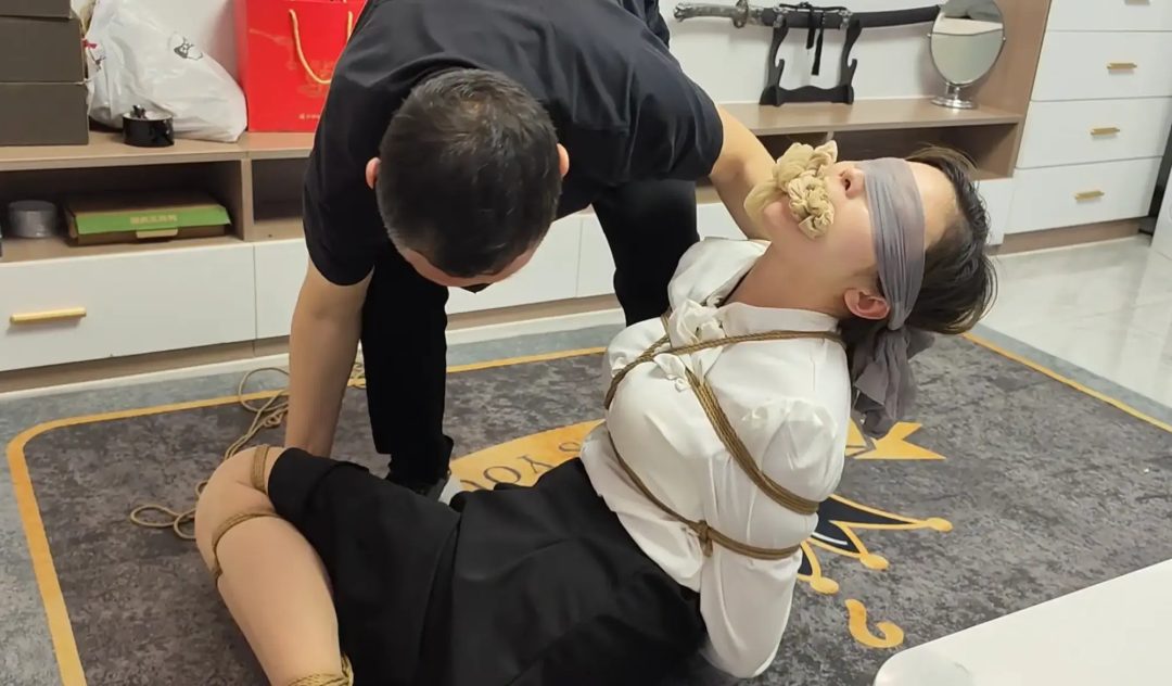 漂亮主妇妈妈的入室劫持-6