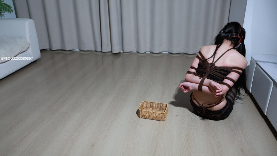 定拍霜喵多绳蒙眼捡纽扣脱缚挑战上 萝莉穿御姐风也很好看，黑丝细绳加上郊狼每分钟都-4